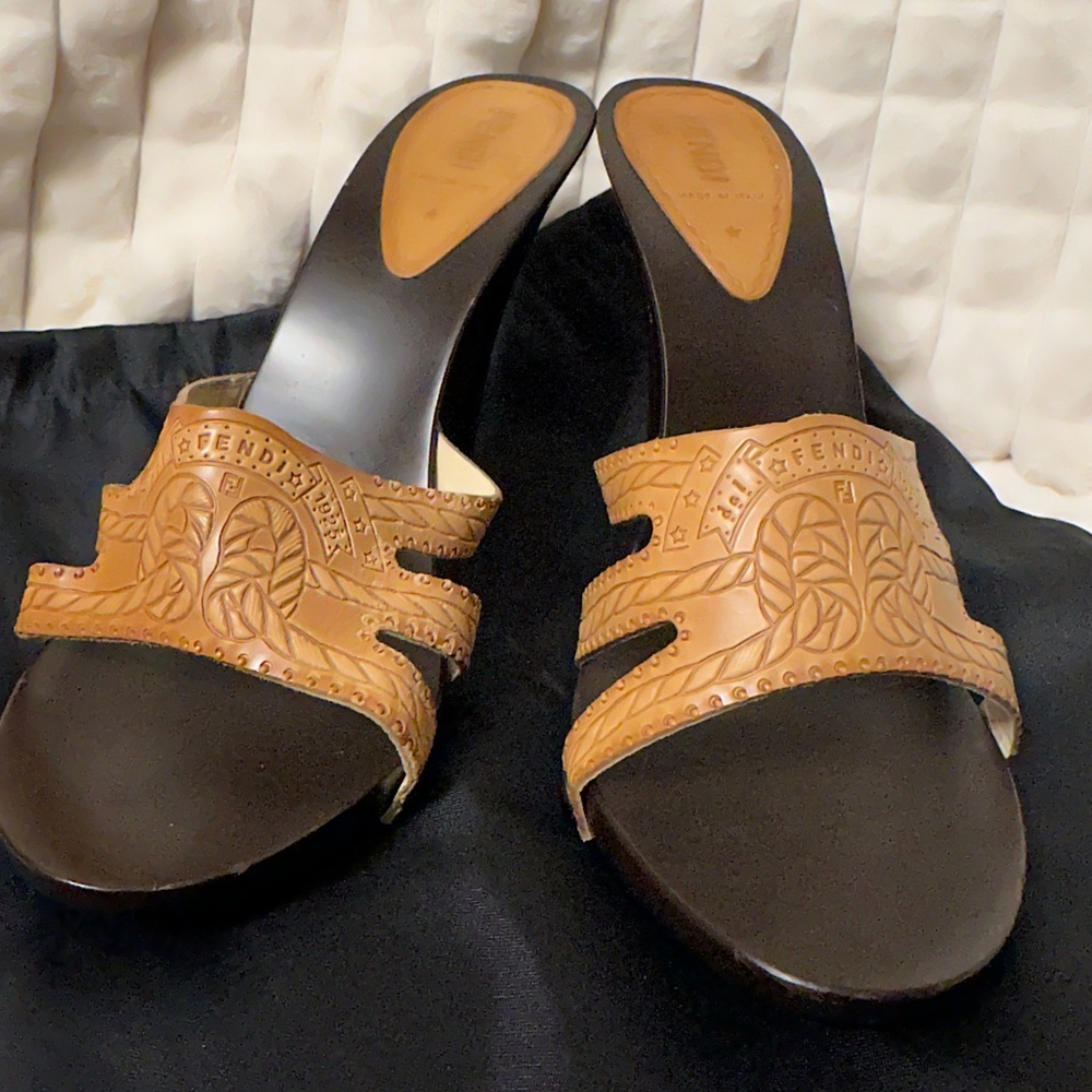 Fendi Pumps with Leather Upper and Man Made Sole. Made in Italy size EU 40 US 9